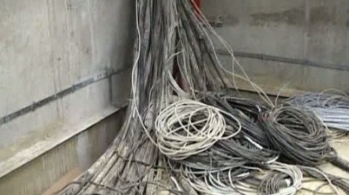Un hoţ de cabluri electrice a fost internat cu arsuri şi fractură de femur